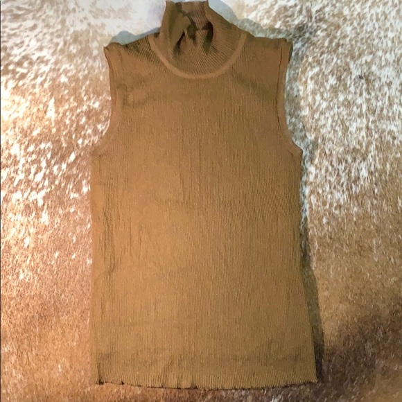 Delicate beige high neck shirt from Zara - Picture 2 of 5